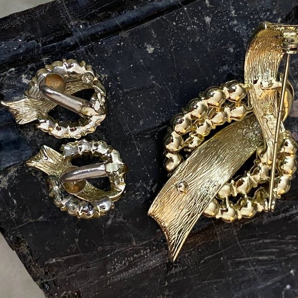 Vintage Signed CORO Gold Tone AB Rhinestone Ribbon Pin Brooch and earrings set - Picture 7 of 9
